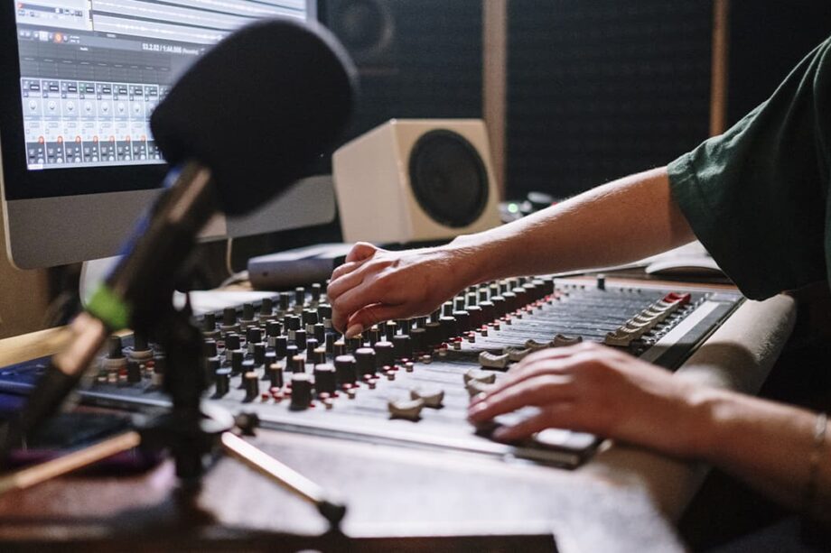 Hands on the keyboard microphone